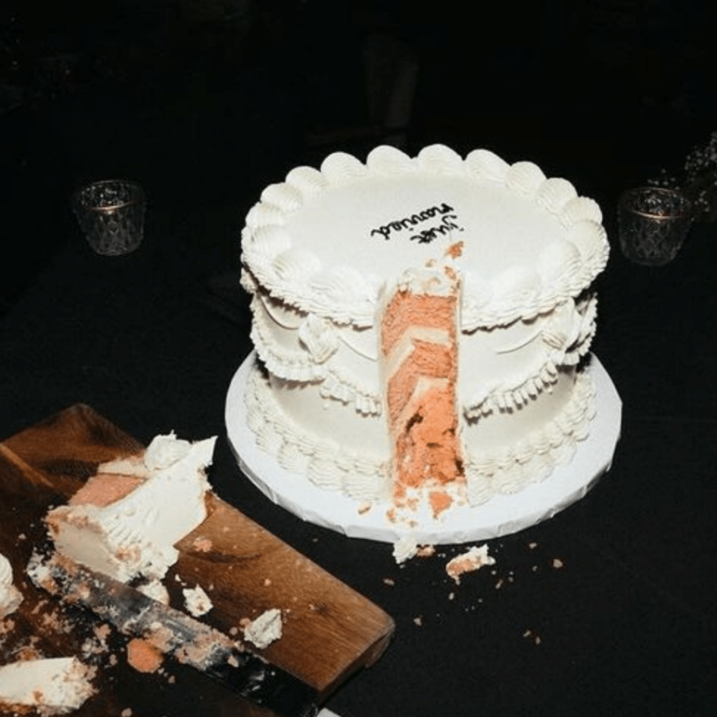 Vintage-inspired wedding cake, Lambeth style cake